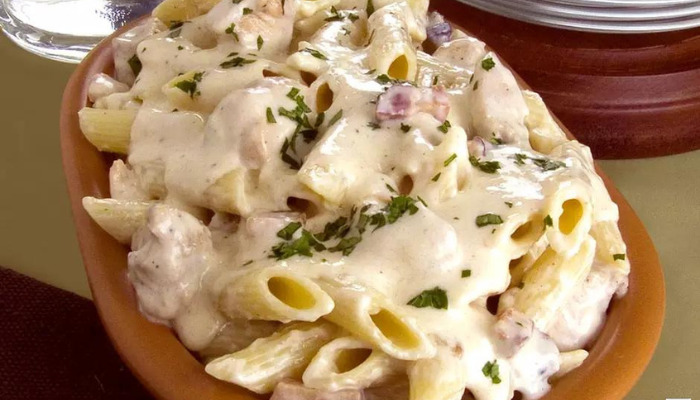 Macarrão penne com queijo e molho caseiro