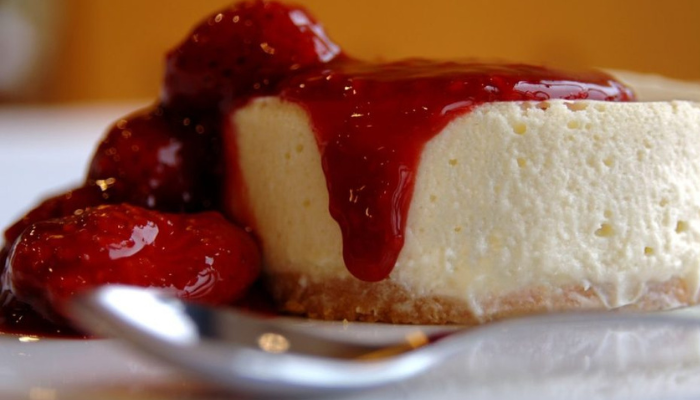 "Cheesecake de Frutas Vermelhas: Equilíbrio Perfeito entre Cremosidade e Acidez"