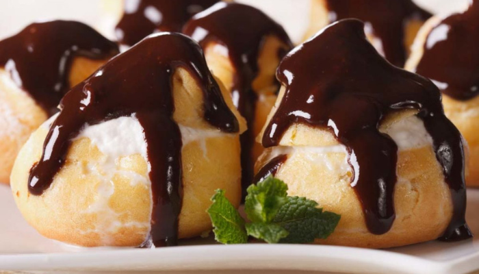 Receita Clássica de Profiteroles Recheados